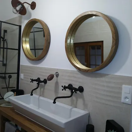 A La Maison Du Bonheur Bed & Breakfast