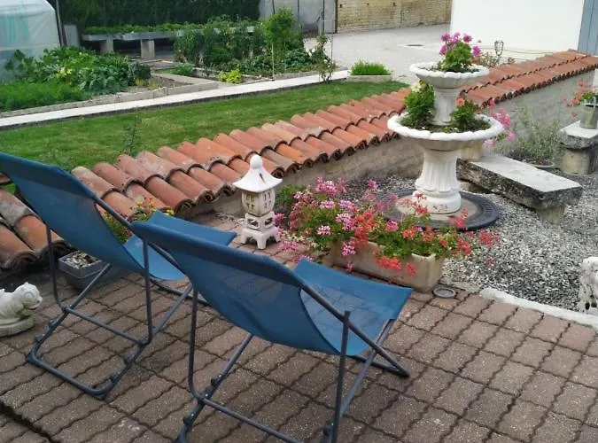 A La Maison Du Bonheur Bed & Breakfast *